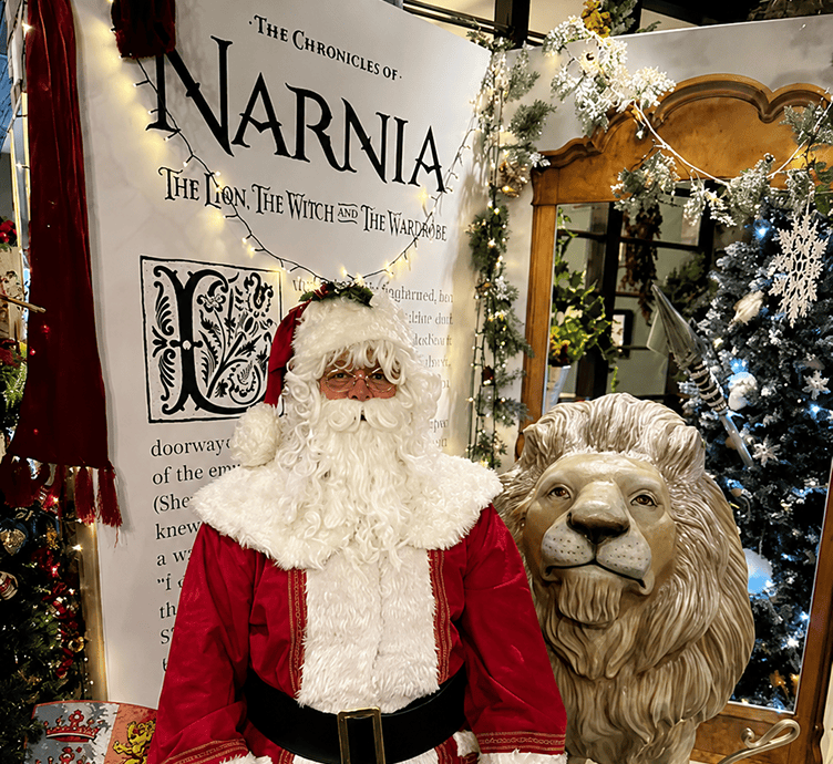 Santa and lion statue in Narnia display